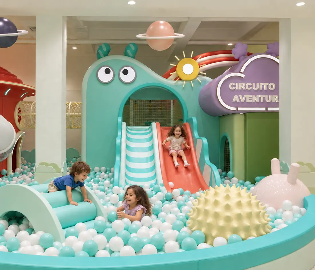 Piscina de bolas con toboganes y el circuito de aventura de Nanaland